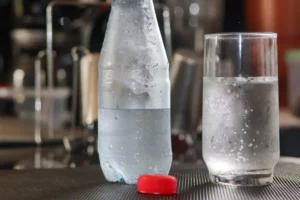 Pode tomar colágeno com água com gás? Entenda os efeitos