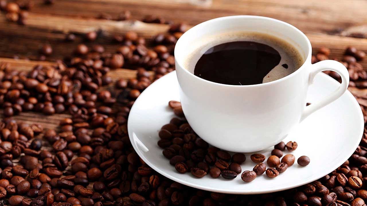 Pode tomar colágeno com café? Entenda os efeitos dessa combinação